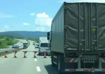 engavetamento entre caminhões