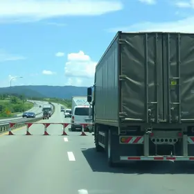 engavetamento entre caminhões