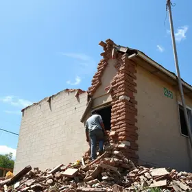 homem ferido demolição